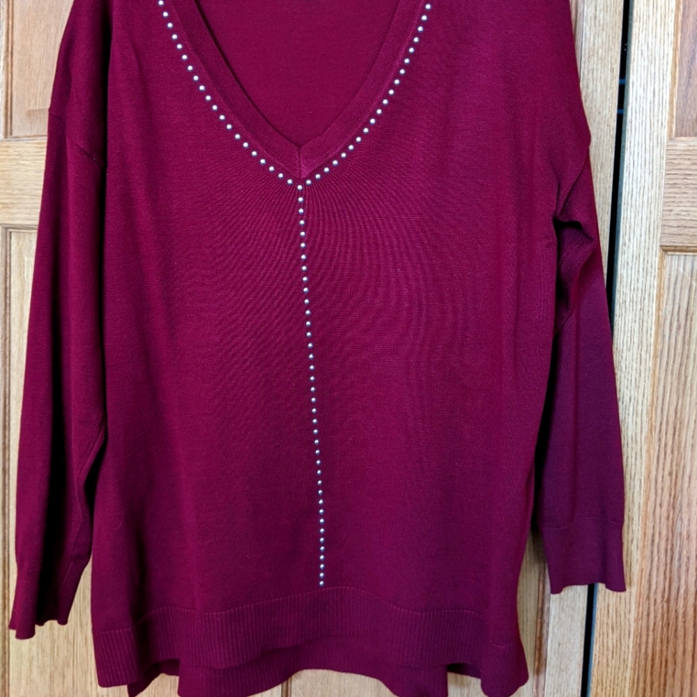 89th & Madison, Burgundy size L, v-neck sweater, silver dots,